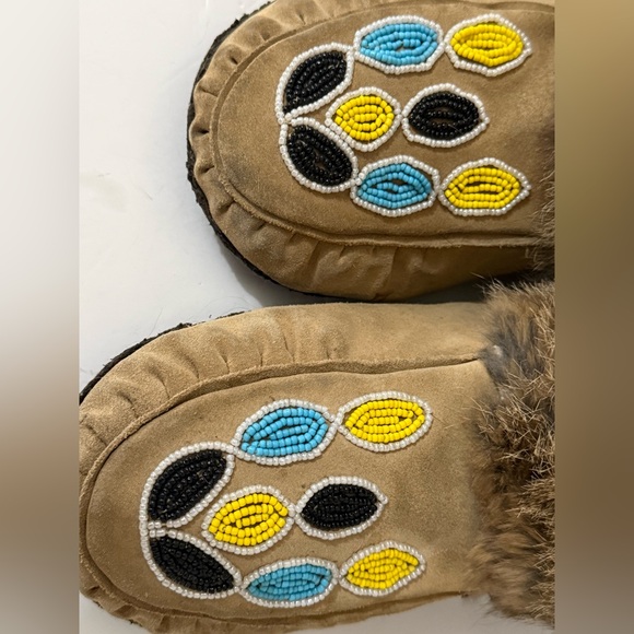 All Leather and Fur with Bead Toe Mukluks - Size Ladies 8 - Picture 7 of 13